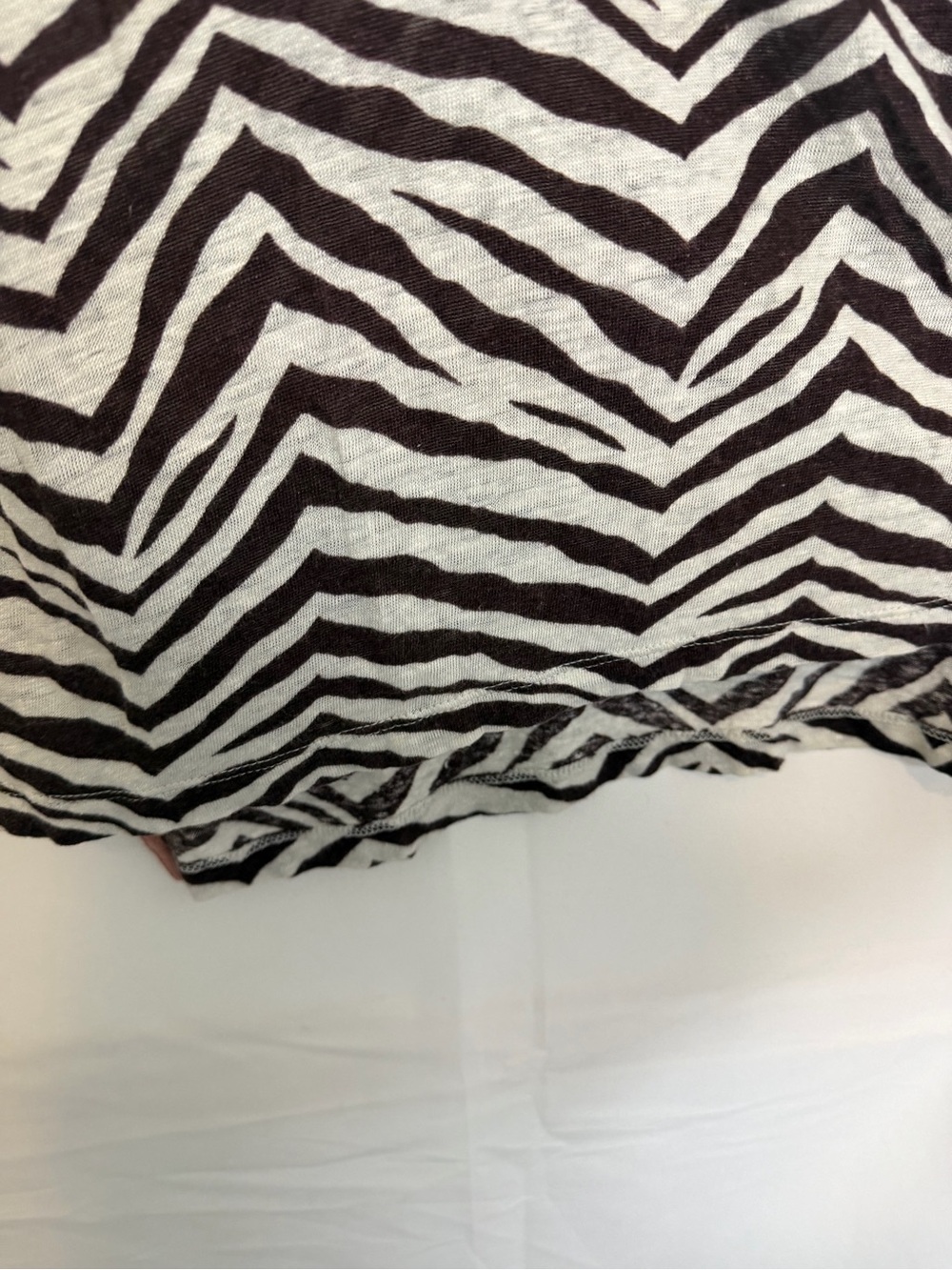 Tahari 100% Linen Brown and Off-White Zebra Print V-Neck Short Sleeve Top - Picture 6 of 6